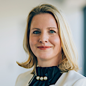 Dr. Julia Exner-Kuhn